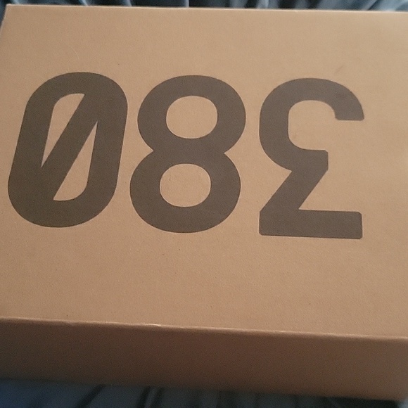 Yeezy sneakers - Picture 1 of 3